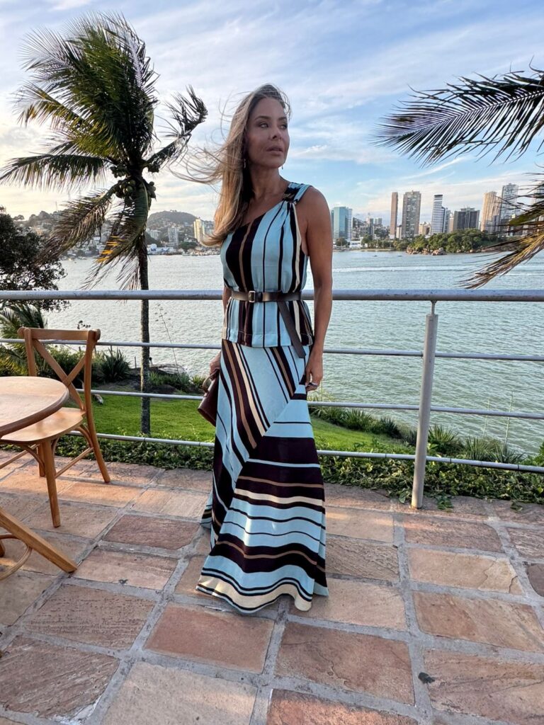 VESTIDO LONGO UM OMBRO SÓ ESTAMPADO LISTRAS ORLA