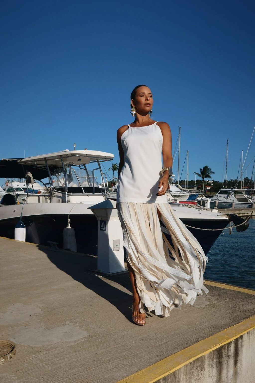 VESTIDO LONGO CHAMPANHE COM FRANJAS E MOVIMENTO