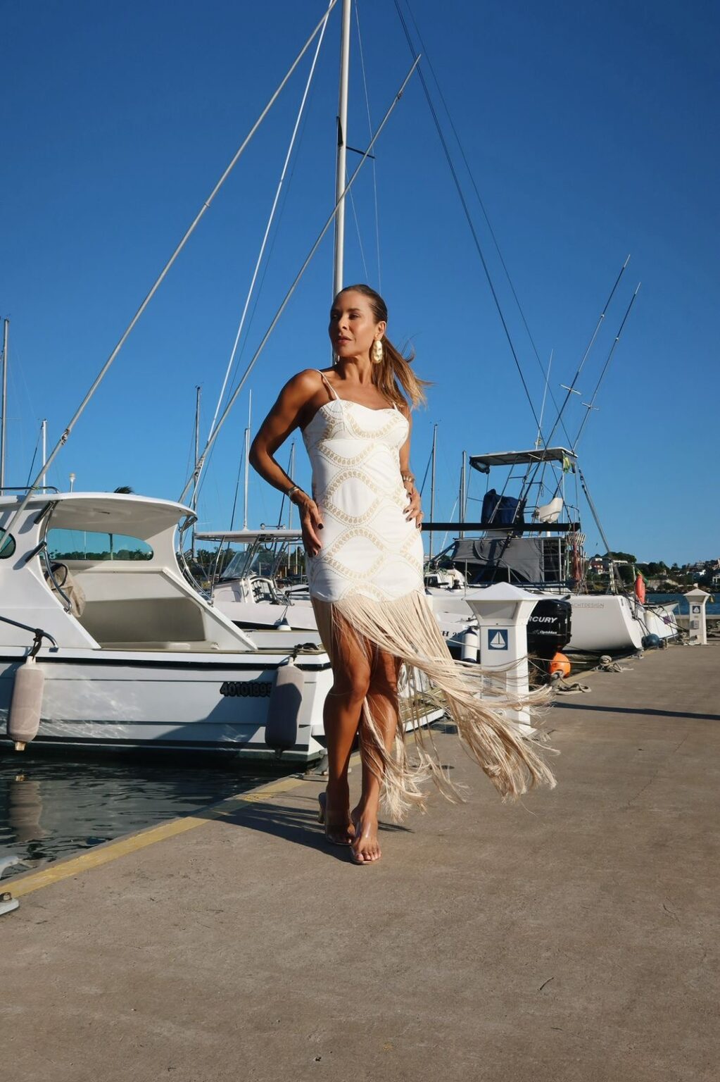 VESTIDO COM FRANJA VENTO DOURADO