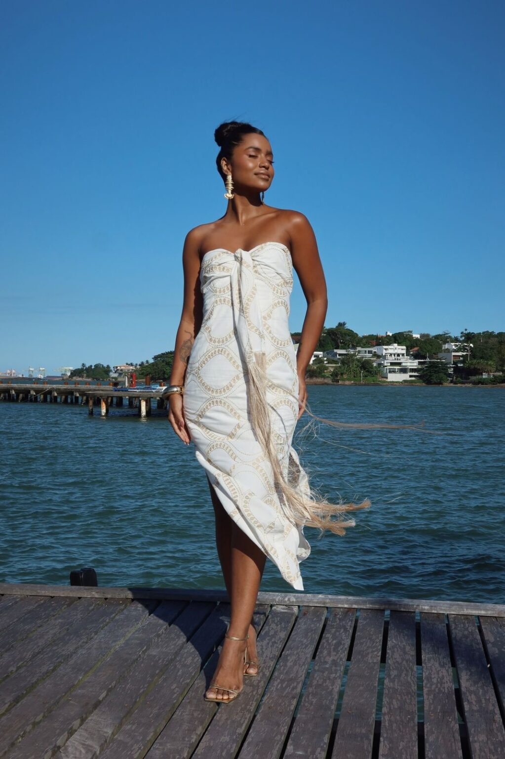 VESTIDO MÍDI TOMARA-QUE-CAIA COM FRANJAS