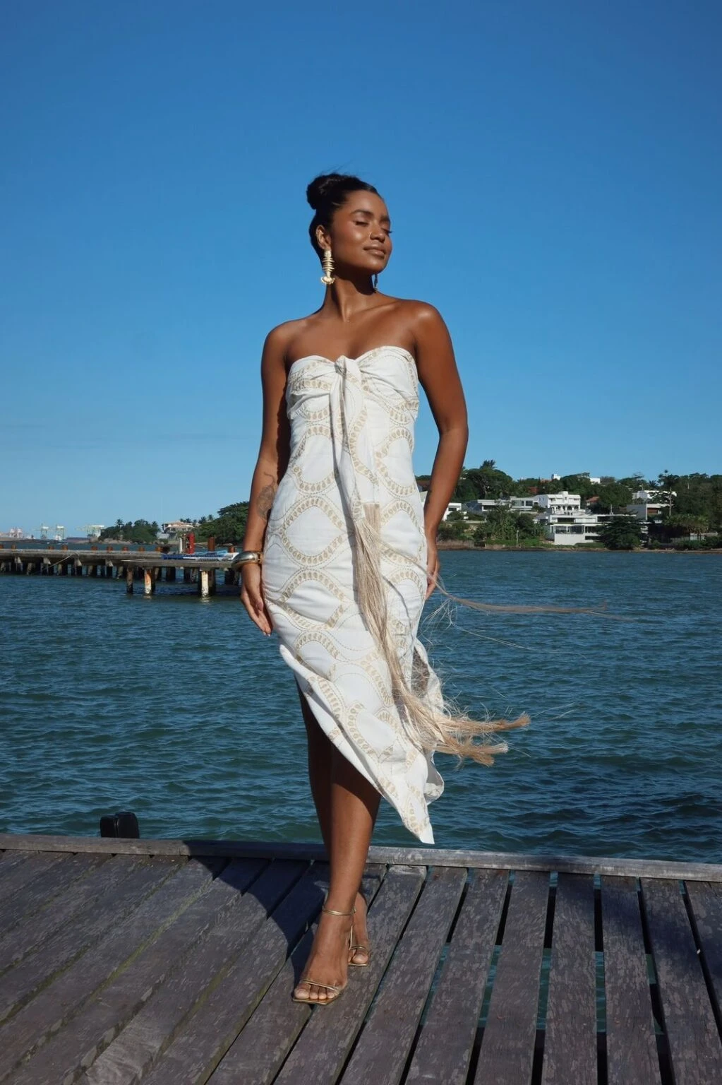 VESTIDO MÍDI TOMARA-QUE-CAIA COM FRANJAS