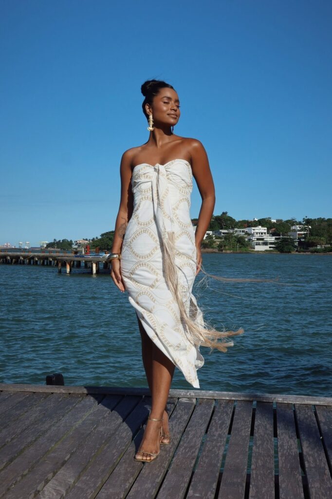 VESTIDO MÍDI TOMARA-QUE-CAIA COM FRANJAS